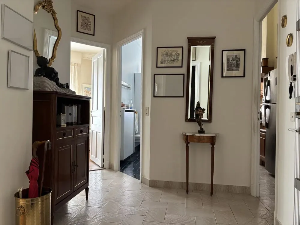 Entrée - Appartement 3 Pièces avec Climatisation à Nice
