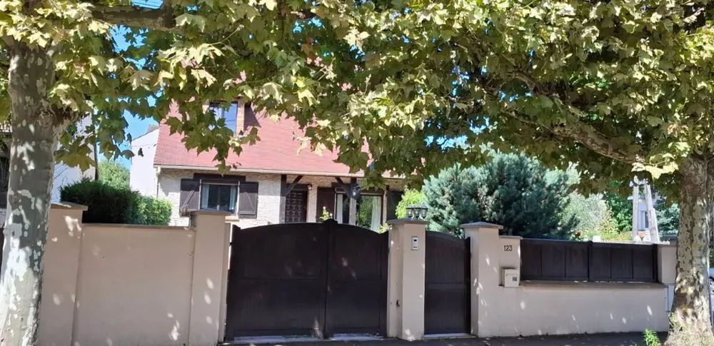 Exterior - House with Pool and Studio in Essonne