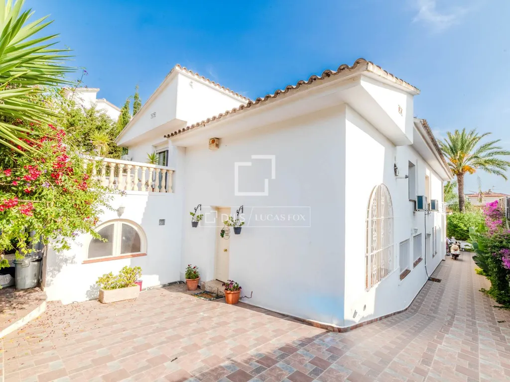 Välivaade - Six-Bedroom House with Pool in Levantina