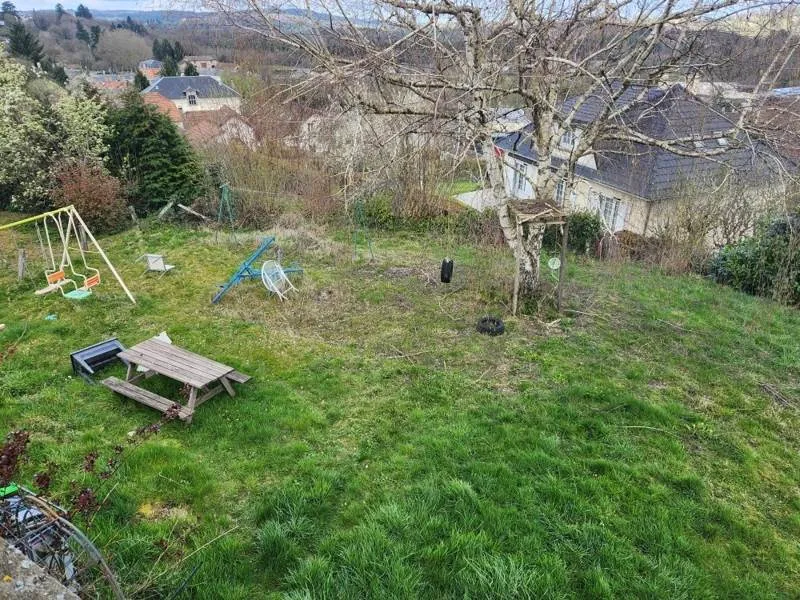 Jardin - Maison des Années 60 avec Terrasse à Proximité des Commodités