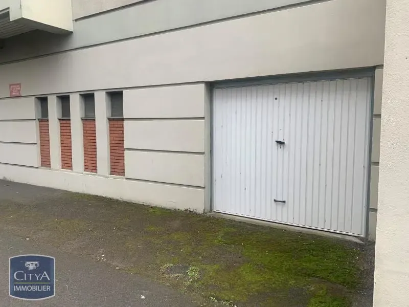 Exterior - Garage with Motorised Door in Clermont-Ferrand