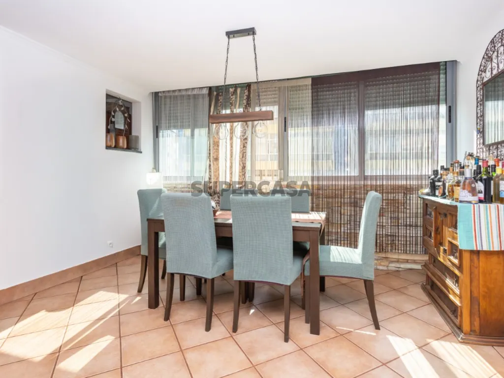 Söögituba - Open-Plan Apartment with River View in Almada