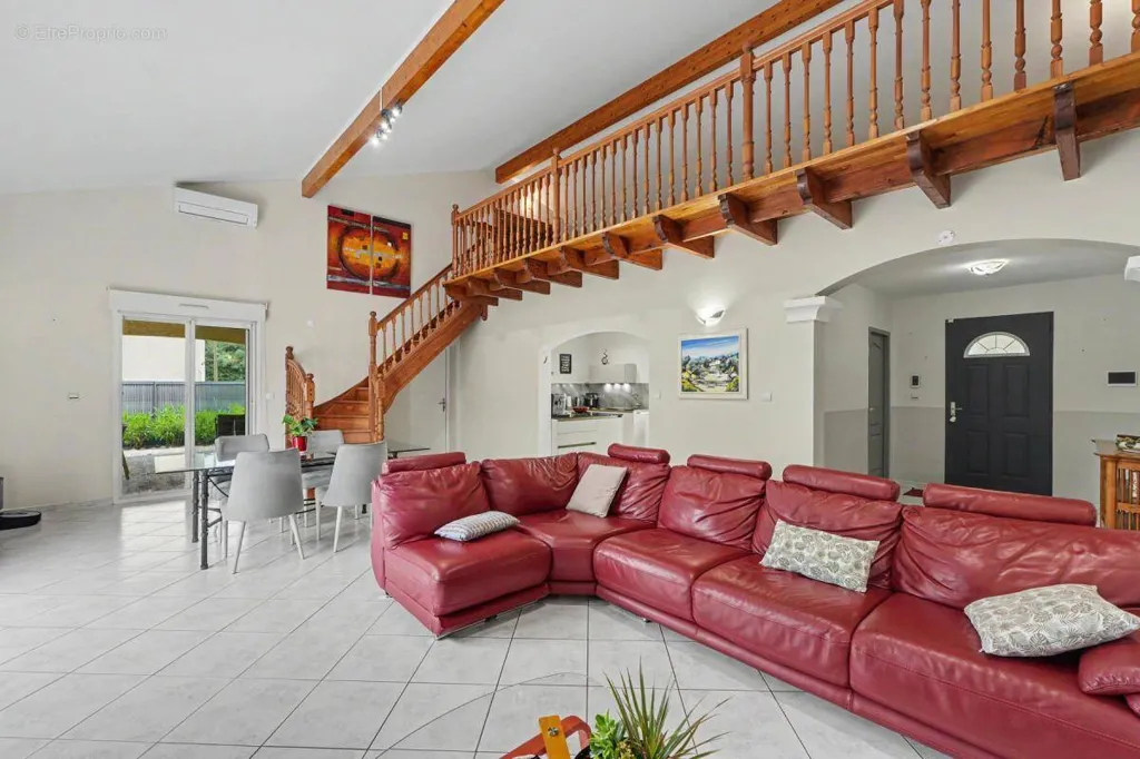 Elutuba - Villa with Cathedral Living Room in Roques