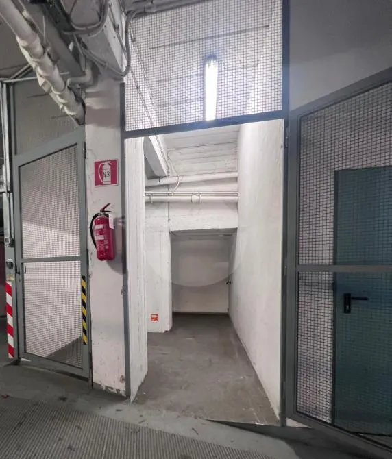 Garage - Auto Garage with Electric Gate in Trionfale, Rome