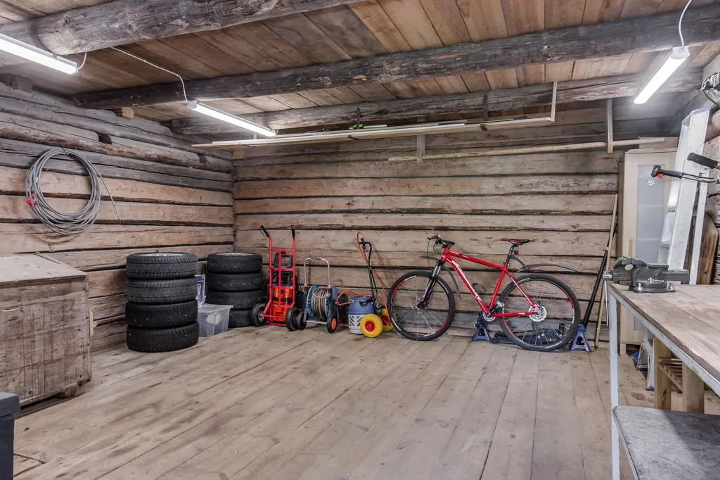 Garage - Charming House with Lake View in Röbjörkeby