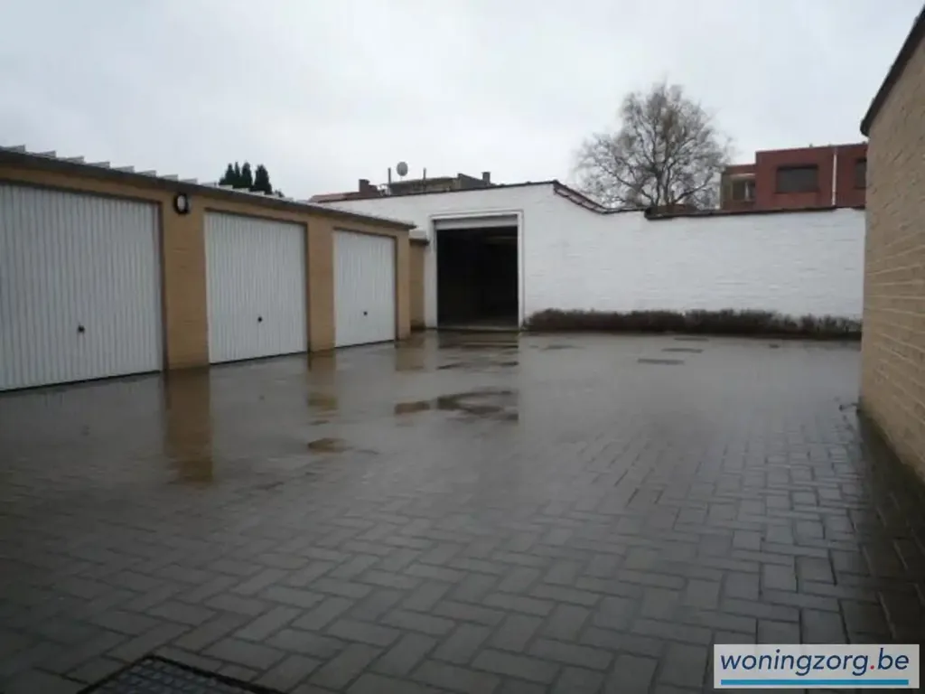Extérieur - Magasin Spacieux avec Porte Sectionnelle à Malines