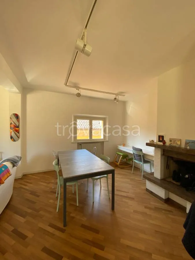 Salle à manger - Rustic-Style Flat with Caminetto in Modena