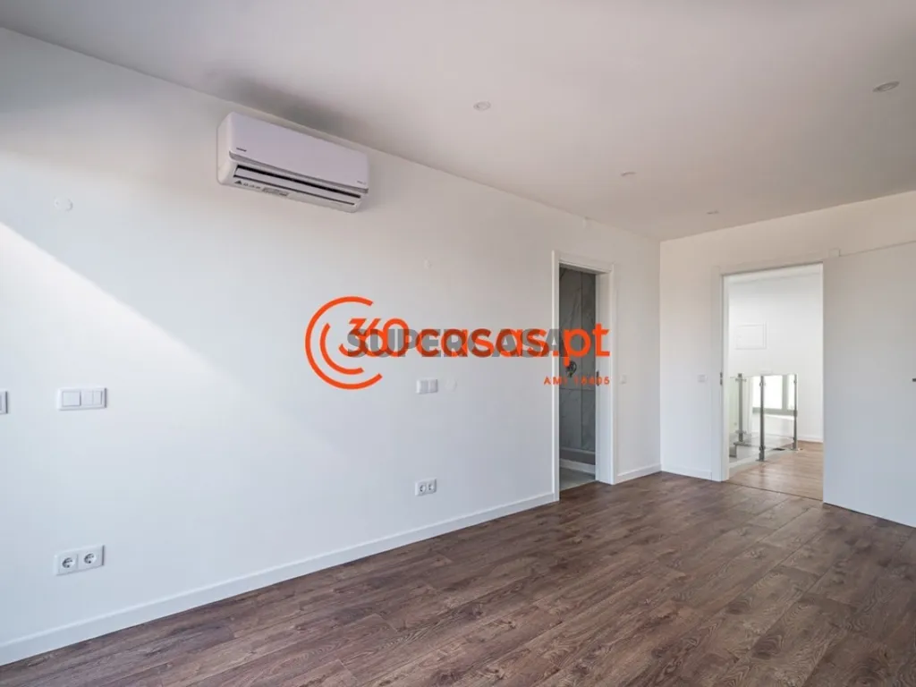 Toad - Modern Duplex with Garden in Olhão