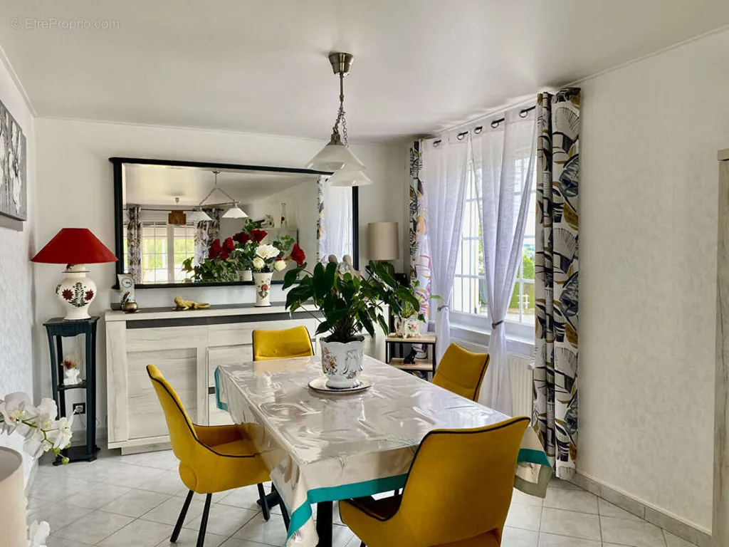 Salle à manger - Maison Rénovée au Calme avec Jardin à Gueugnon