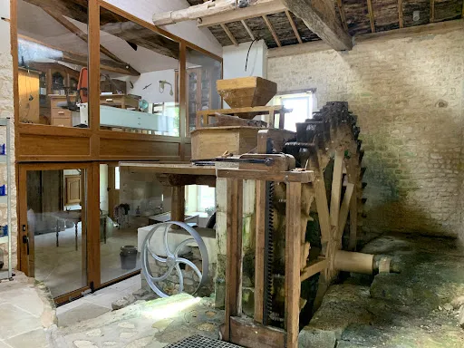 Buanderie - Moulin Rénové avec Piscine et Parc près de Niort