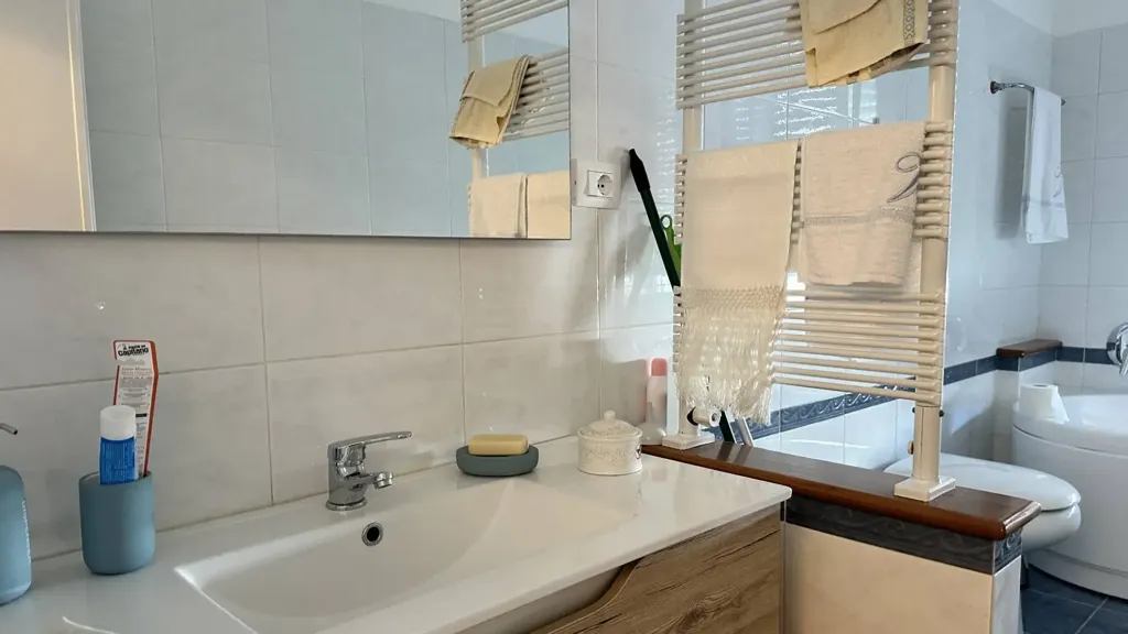 Bagni - Villa with Private Garden in Montegranaro, Pesaro
