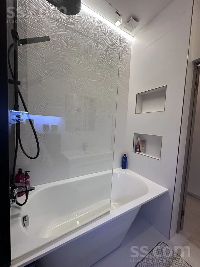 Vannitoad - Spacious Apartment with Balcony in Riga Centre