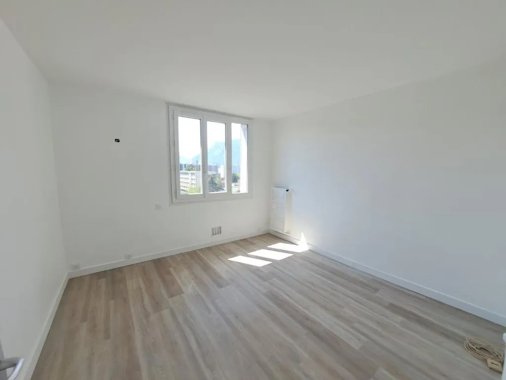 Toad - Flat with Balcony in Pont de Claix