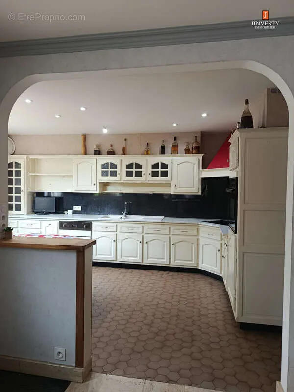 Kitchen - House with Jacuzzi in Caudan