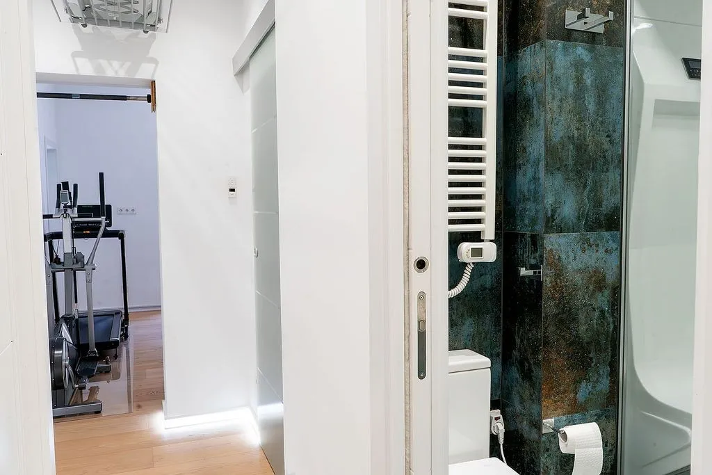Salles de bain - Fully Renovated Flat with Balcony in Trafalgar