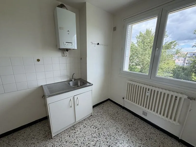 Stanze - 3-Bed Flat with Balcony in Feurs