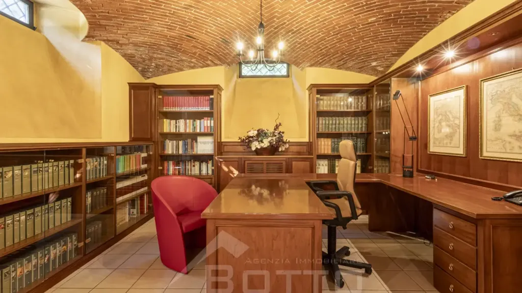 Bureau - Historic Villa with Central Location in Grignasco