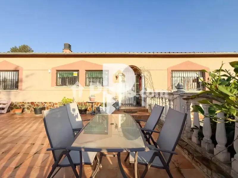 Terrasse - Detached House with Pool in Sant Esteve Sesrovires