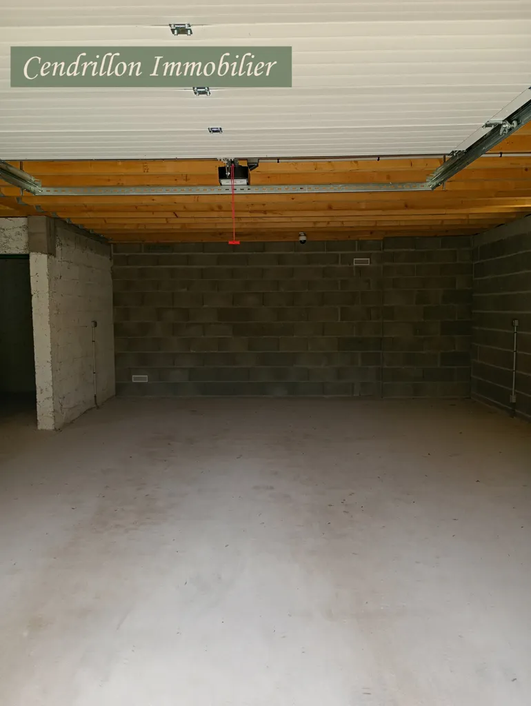 Garage - Maison en Pierre avec Dépendances et Jardin à Proximité