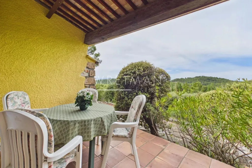 Terrasse - Maison avec Vue sur la Campagne à Tourtour
