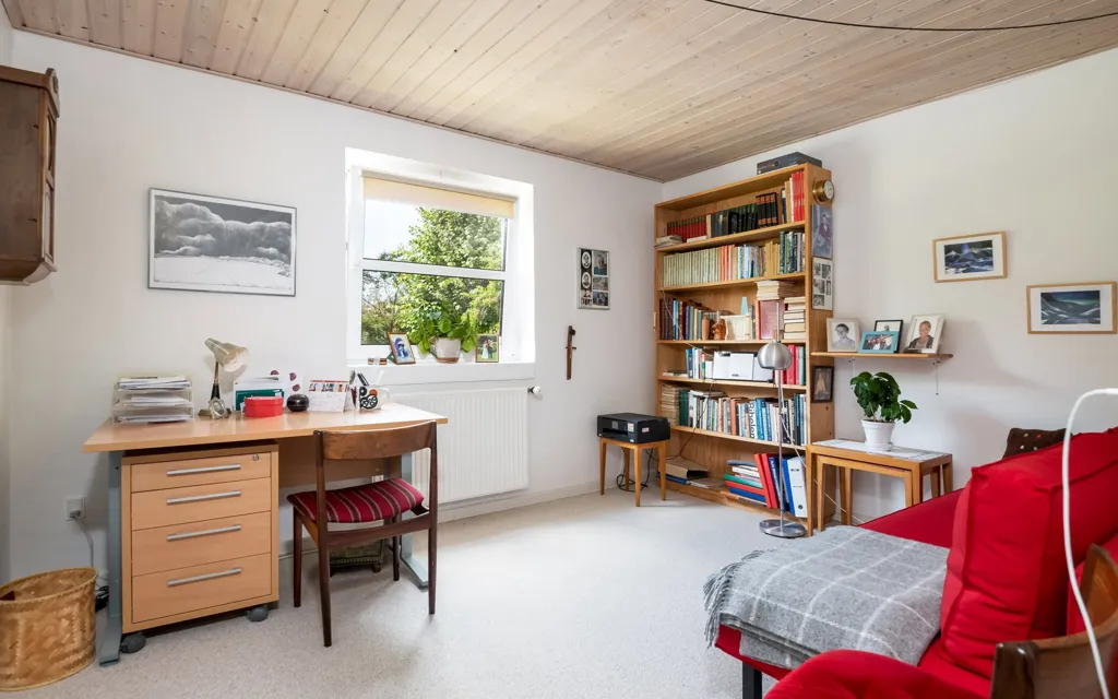 Bureau - Renovated Home in Højhave Quarter, Tårs
