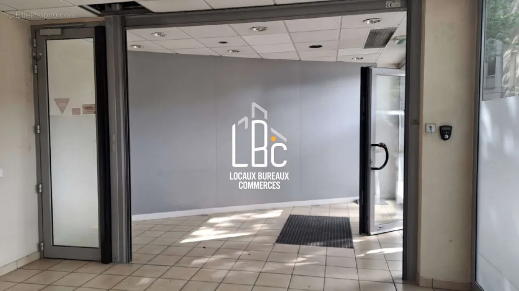 Hallway - Commercial Space with High Visibility in Nantes