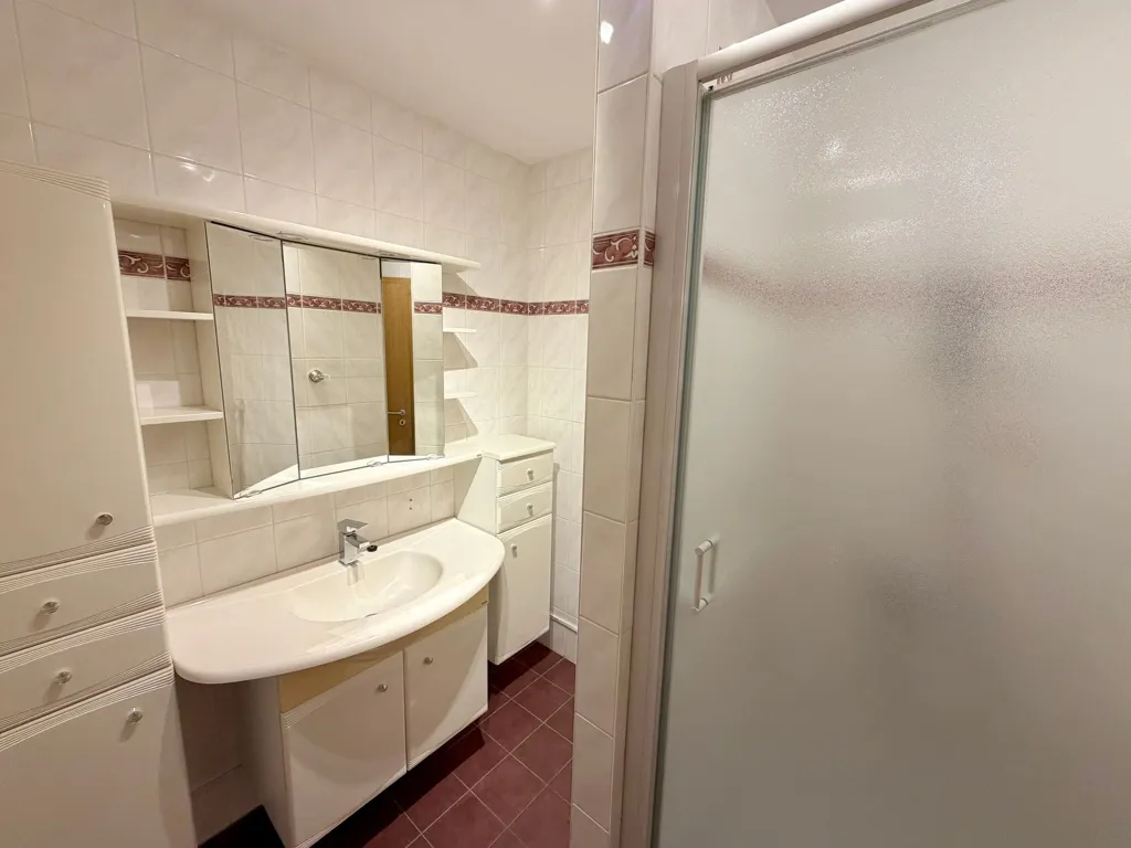 Vannitoad - City Centre Flat with Terrace in Andenne
