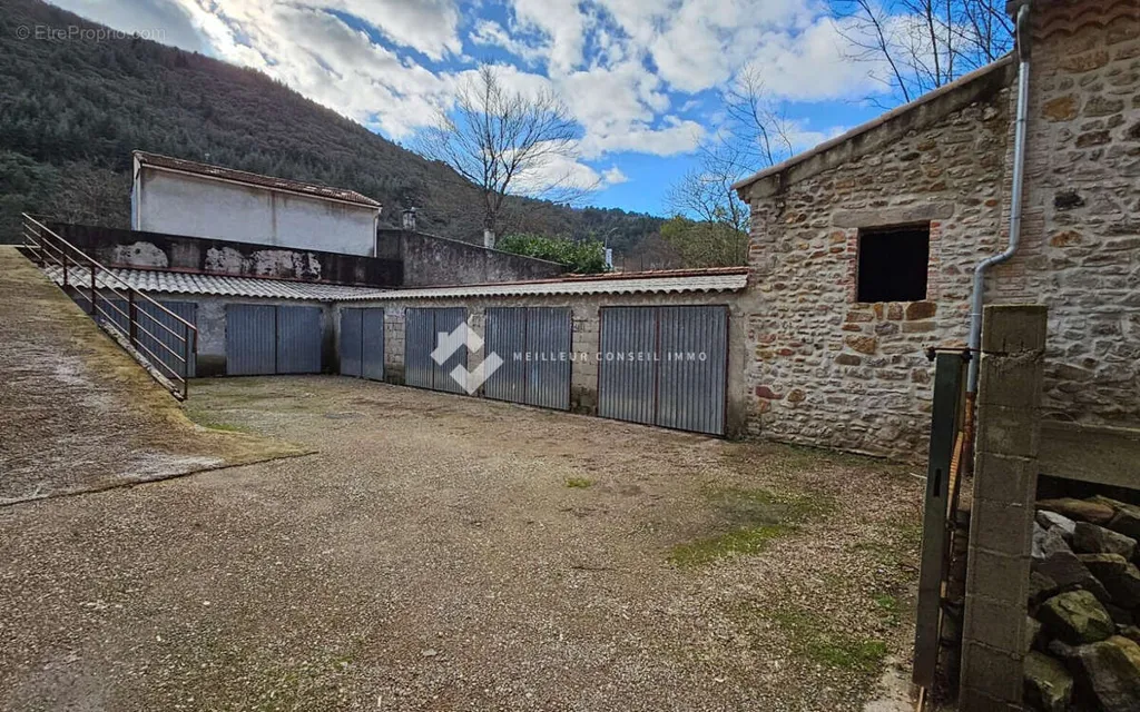 Jardin - Appartement de 572 m² avec Parking à Bessèges