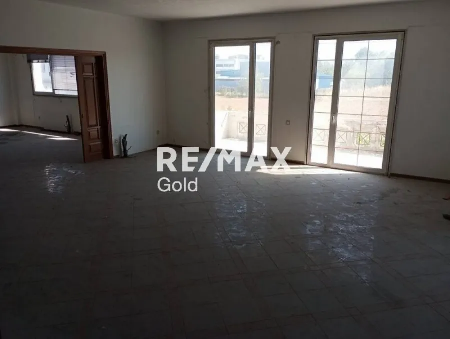 Séjour - 3-Storey Office Building with Parking in Kalochori