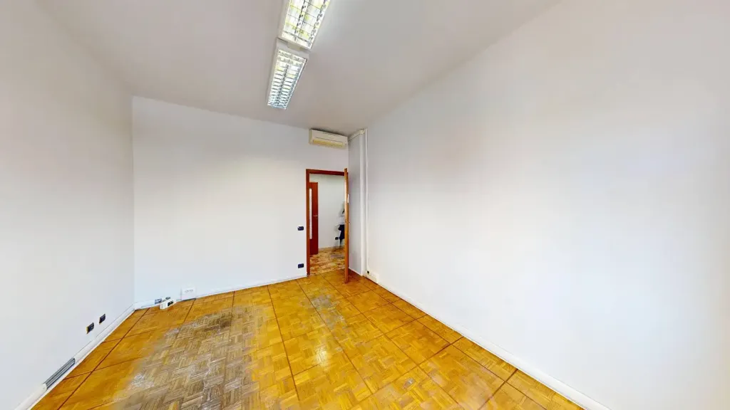 Pièces - Spacious Trilocale with Balcony in Turin