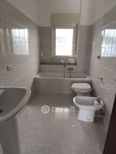Salles de bain - Three-Bedroom Apartment with Balcony in Messina