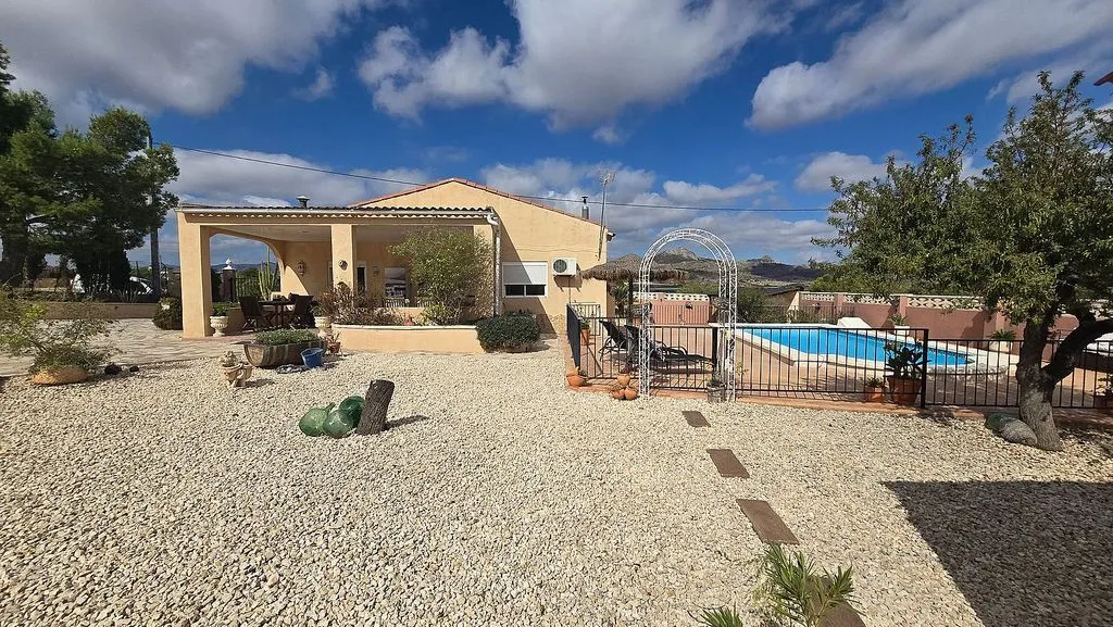 Piscine - Chalet with Pool and Terrace in Sax