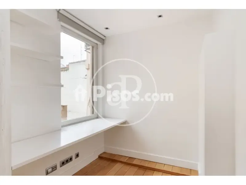 Rooms - Modern Apartment with Balcony Views in Madrid Centre