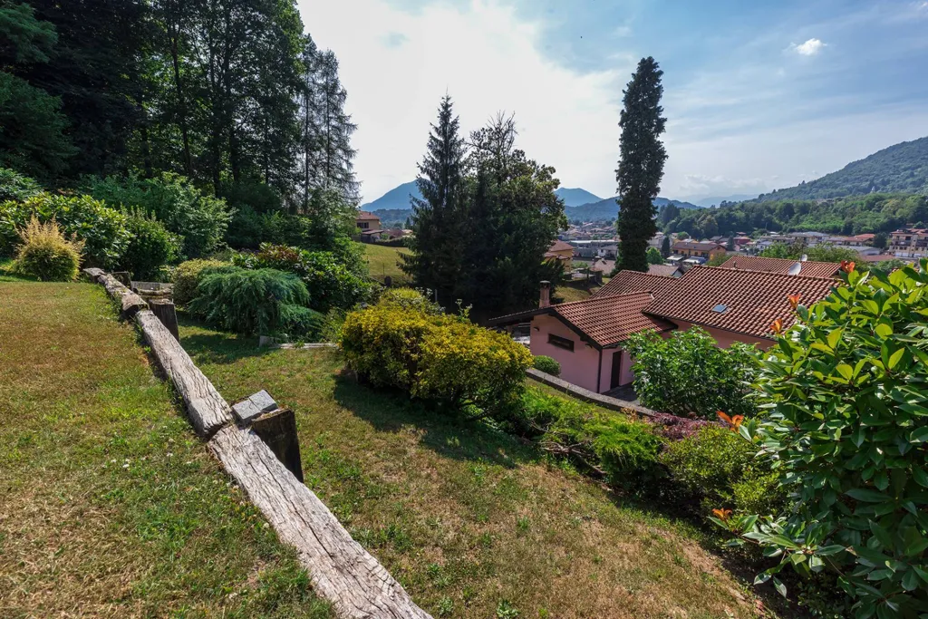 Garden - Single-Storey Villa with Garden in Marchirolo