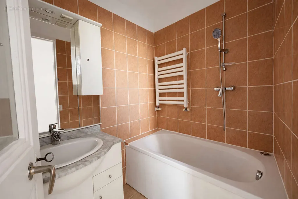 Vannitoad - 2-Bedroom Parisian Flat with Park View