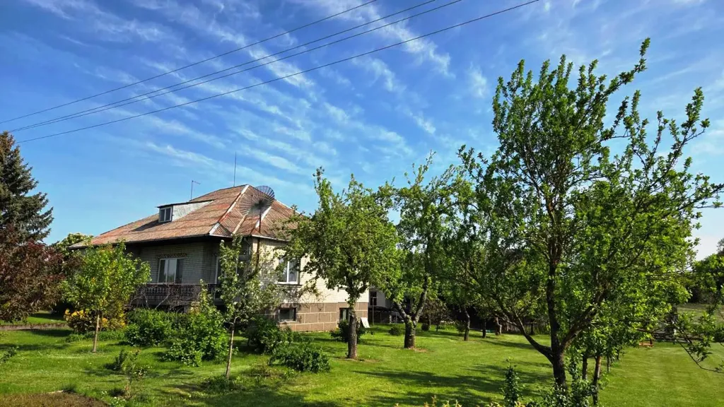Aed - House with Garage and Garden in Radžiūnai