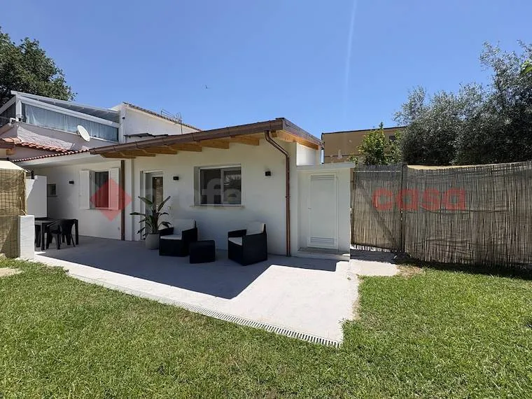 Terrace - Rustic Villa with Private Garden in Terracina