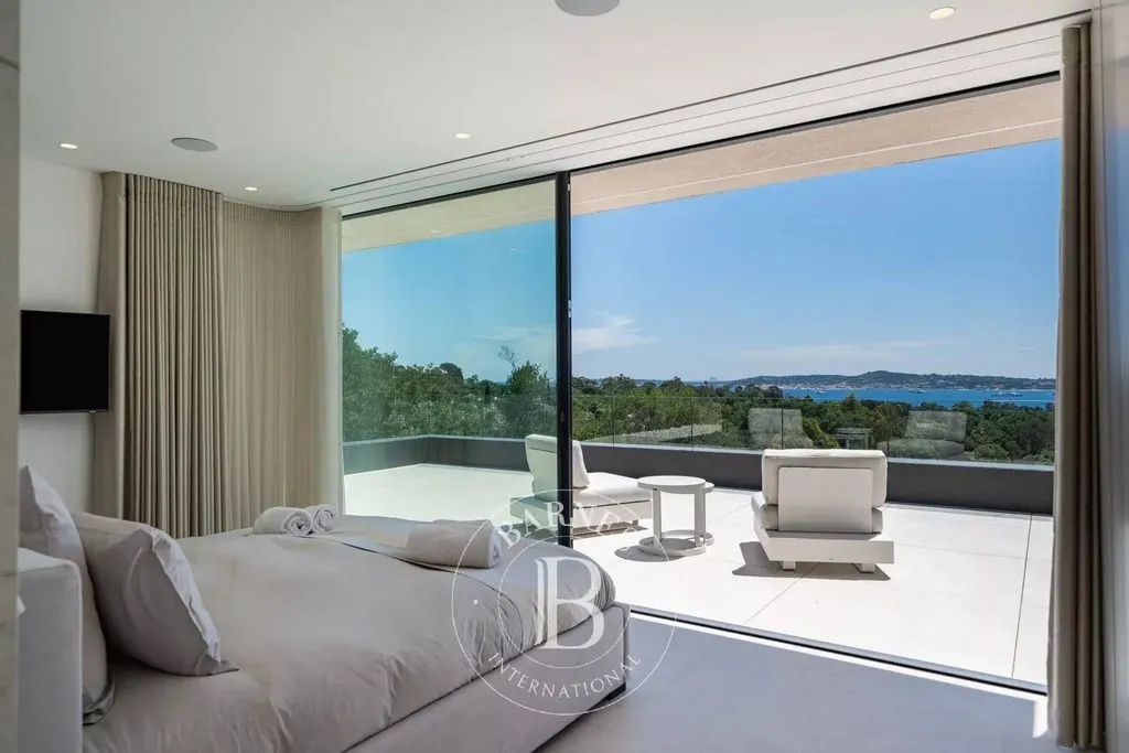 Bedrooms - Luxury Villa with Sea View in Grimaud
