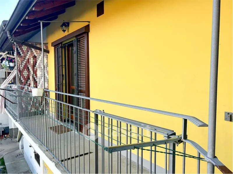 Balcon - Two-Bedroom Flat with Balcony in Cislago