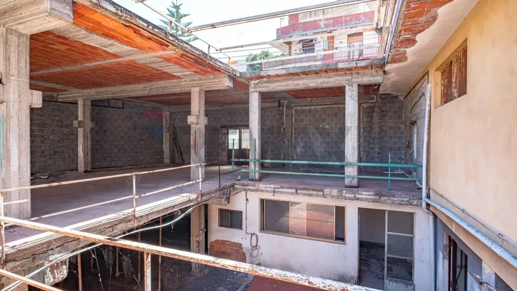 Pièces - Commercial Space with Apartments in Belpasso