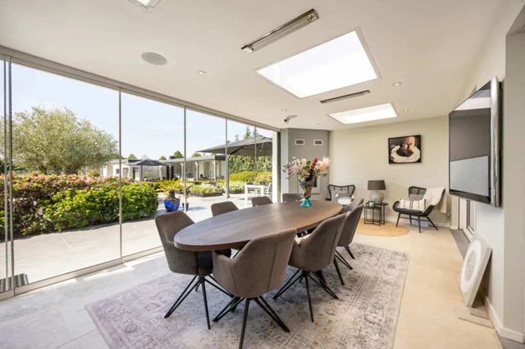 Sala da pranzo - Villa with Swimming Pool in Poppel