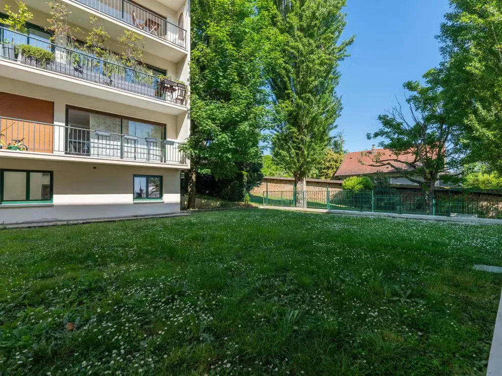 Family Flat with Eiffel Tower View in Saint-Cloud
