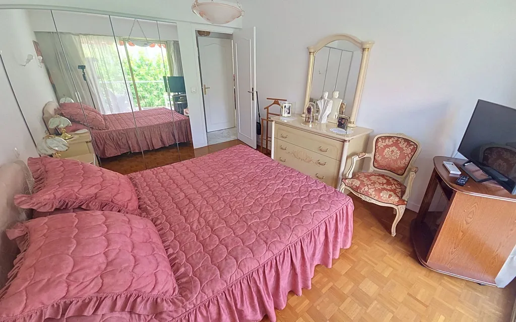Chambres - Appartement Traversant avec Terrasse à Nice
