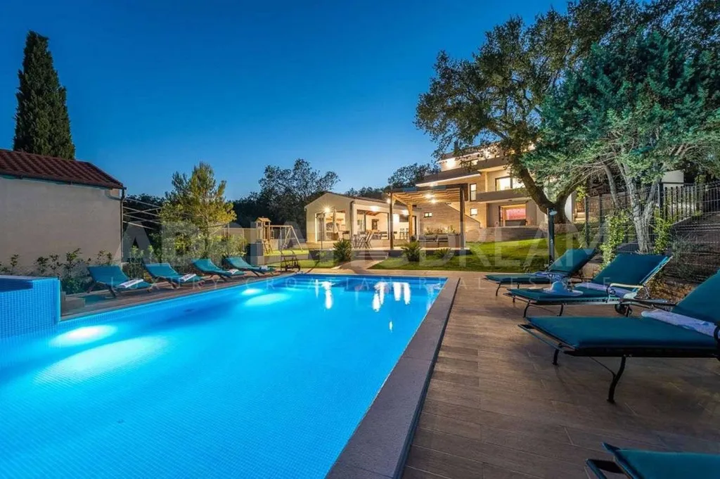 Piscina - Luxury Beachfront Villa in Posedarje