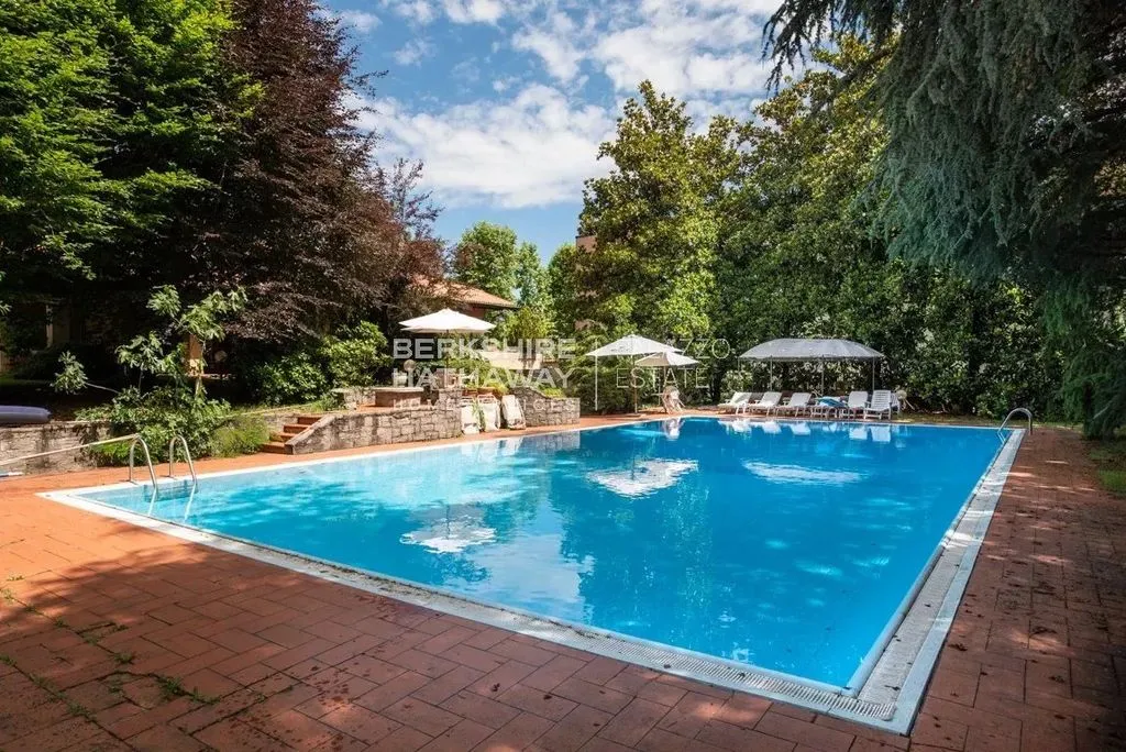 Piscine - Luxury Villa with Pool in Cassano Magnago