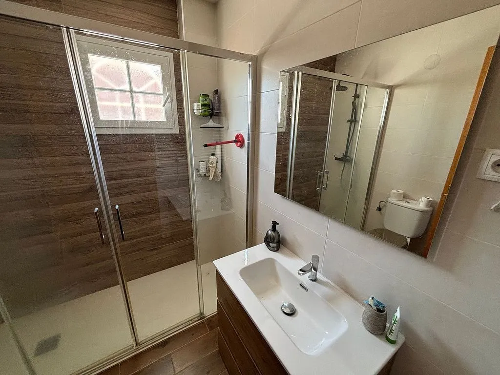 Salles de bain - Pared Chalet with Pool in Belvalle
