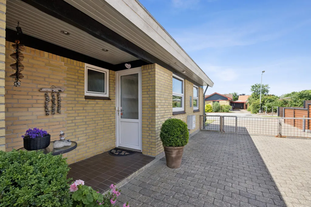 Exterior - Functional Villa with South-West Terrace in Åbyen