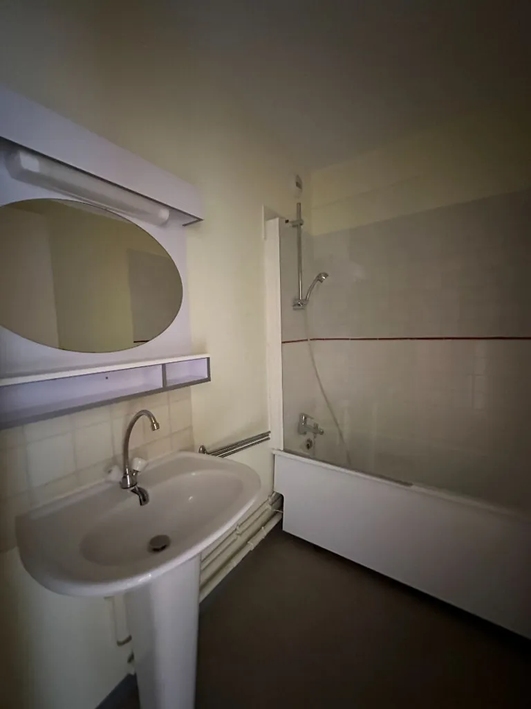 Salles de bain - Appartement Équipé avec Garage en Centre Ville