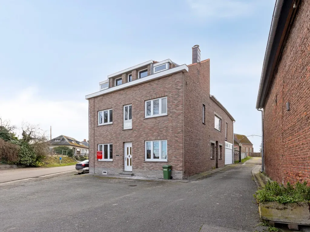 Extérieur - Maison Spacieuse avec Garage Électrique à Gingelom