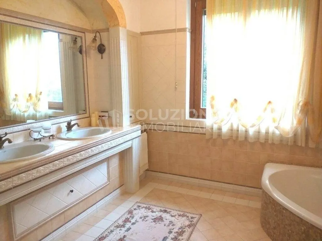 Salles de bain - Luxury Villa with Private Garden in Foresto Sparso